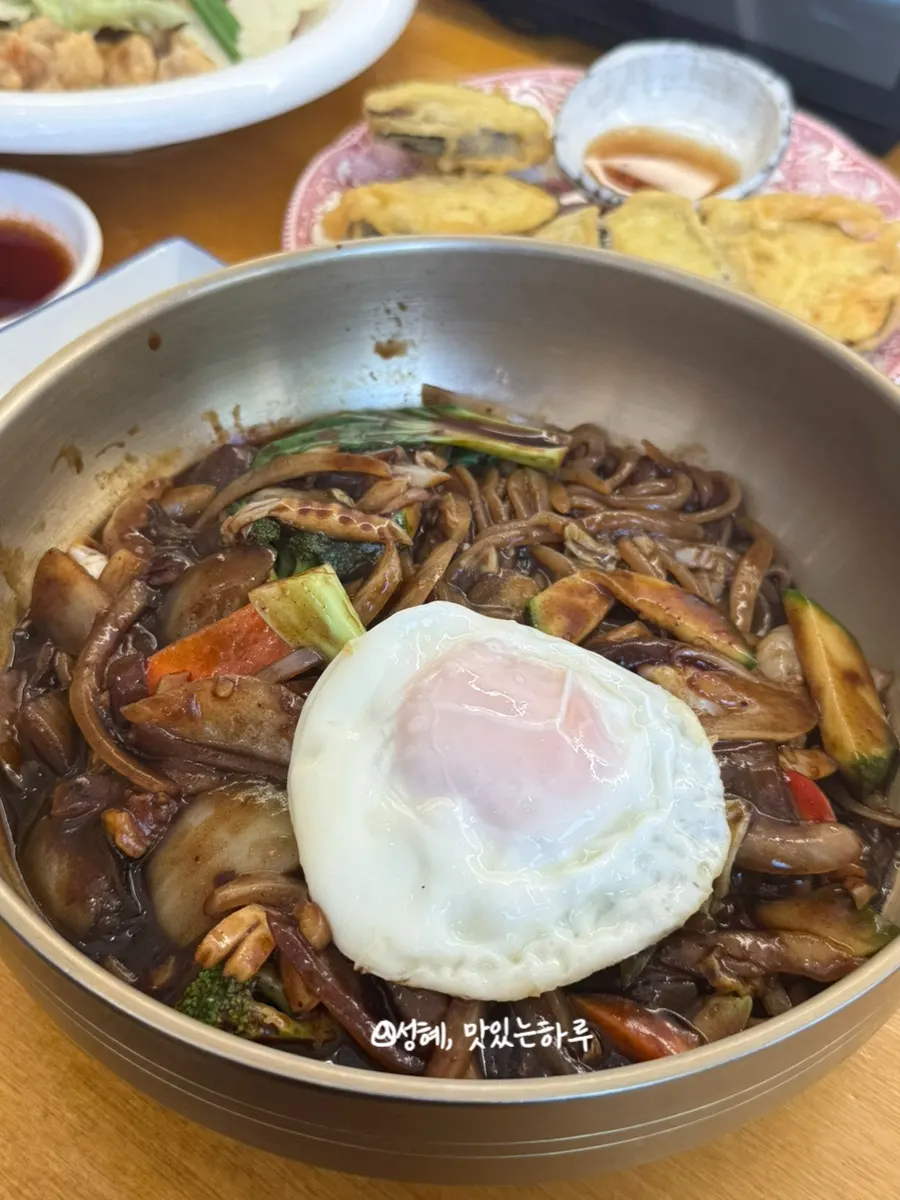 반숙 계란이 올라간 1인 쟁반짜장