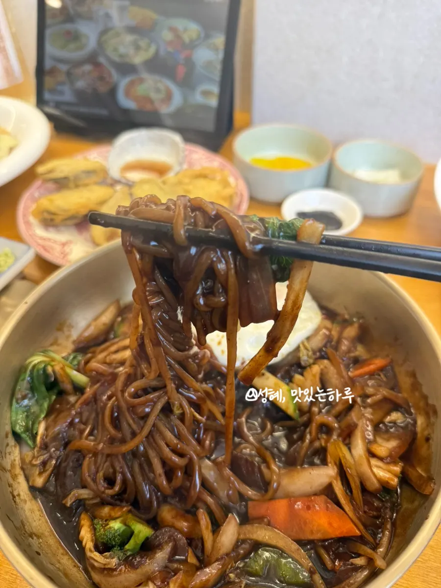 갓 볶아 나온 쟁반짜장 재료