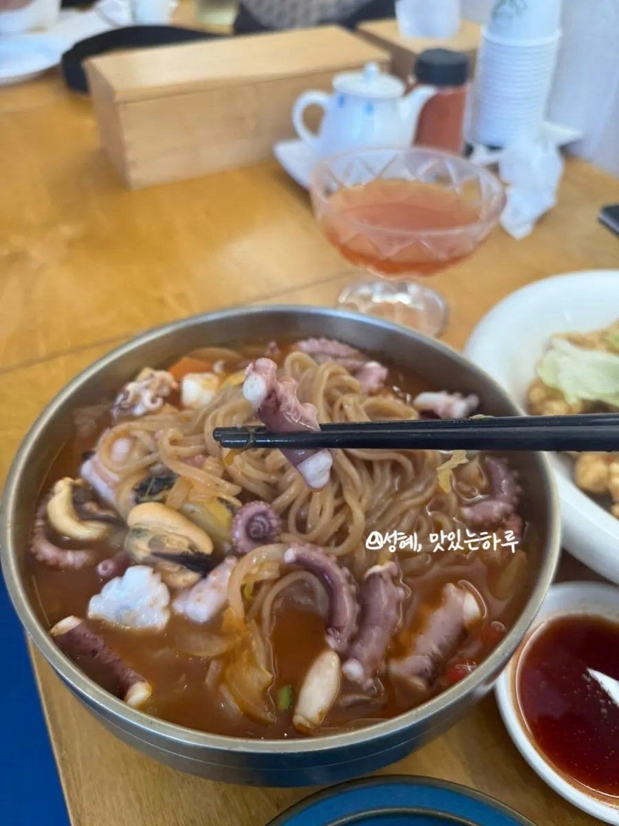 상황버섯 육수 짬뽕 면발 들어올린 모습