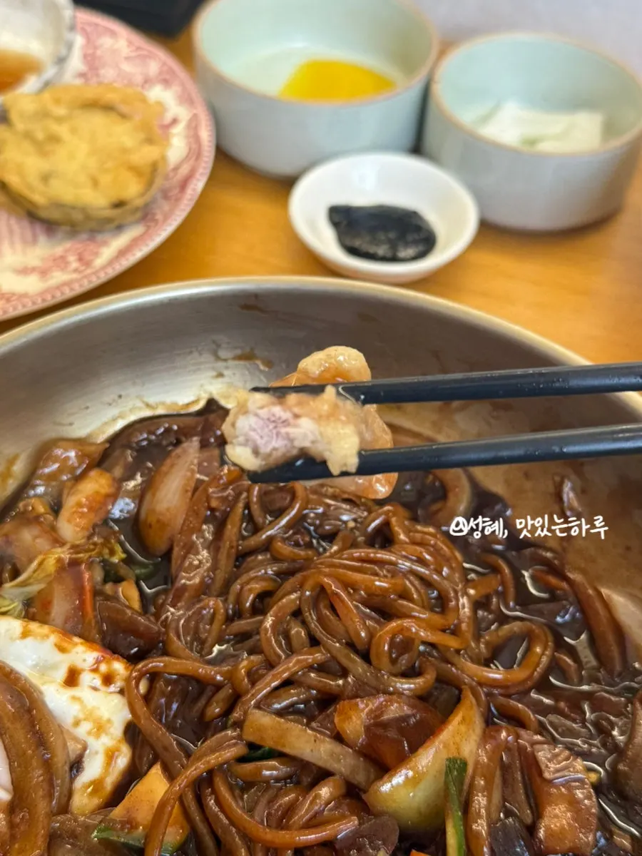 와사비 올린 탕수육 한 조각
