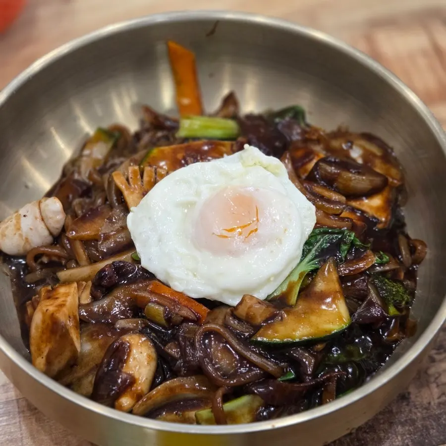 Single-serving seafood platter jjajang