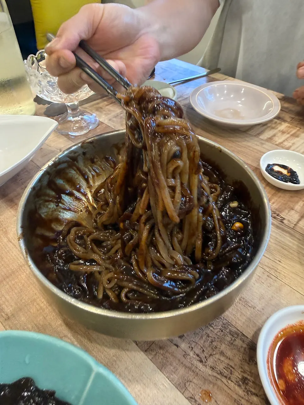 소스가 배어든 짜장면 면발