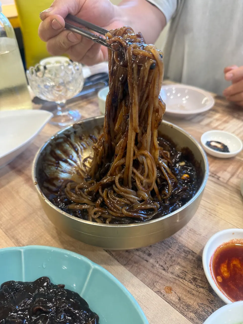 짜장면을 비벼 놓은 모습