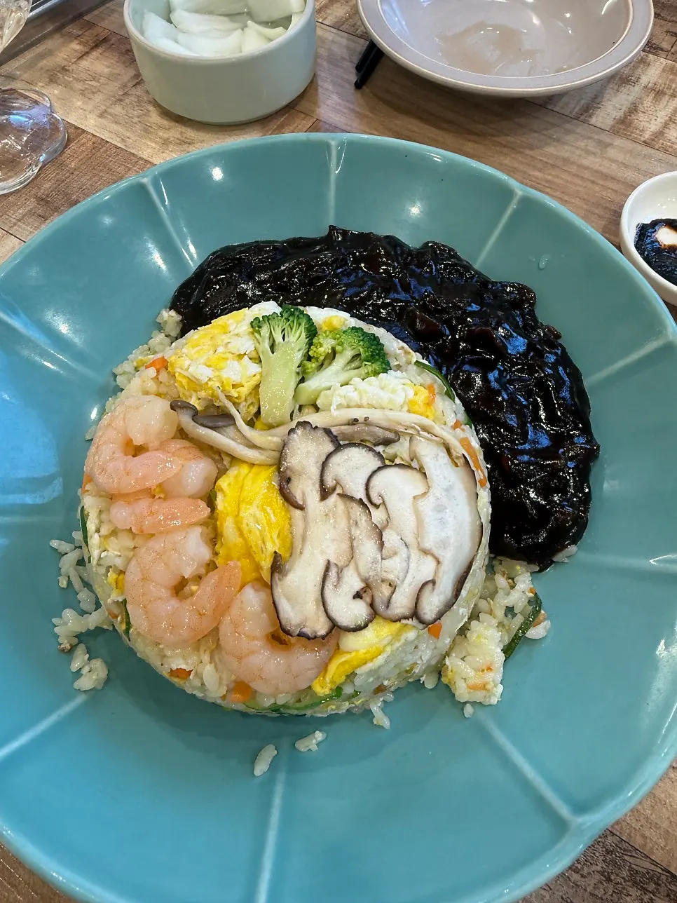 새우와 버섯 토핑이 올라간 볶음밥