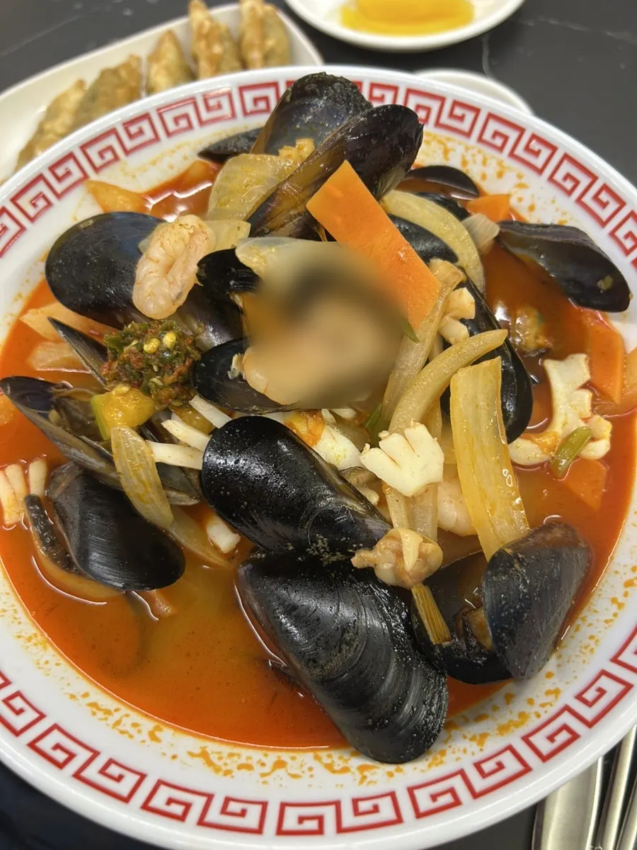 푸짐하게 담겨 나온 홍미관 삼선짬뽕 곱빼기