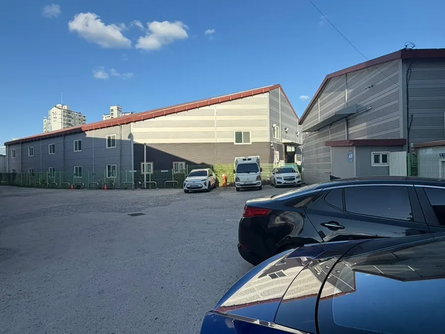Parking lot behind the Onggi Kkotgejang Main Branch building