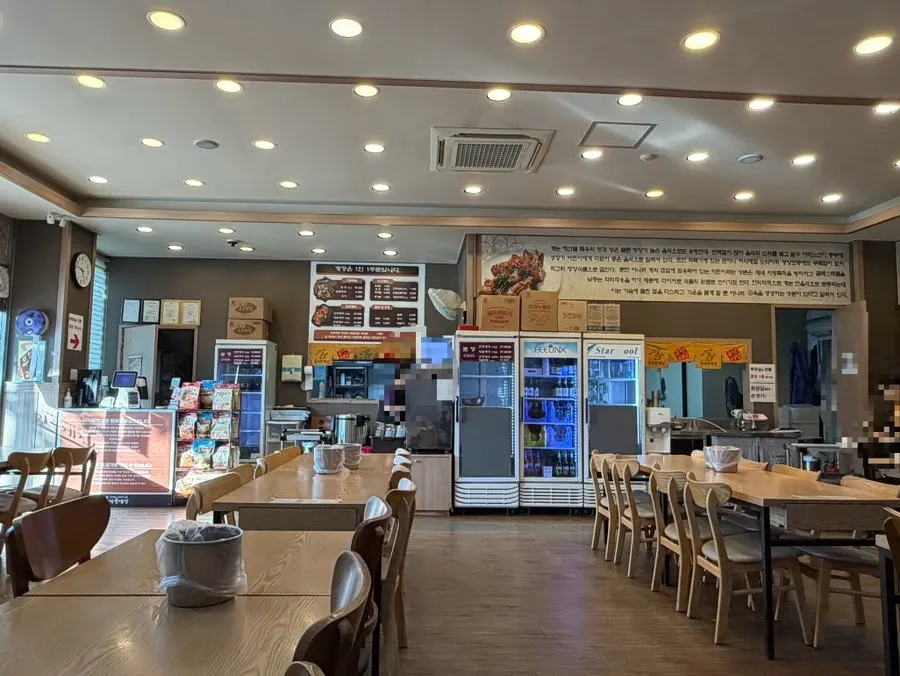 Seating inside Onggi Kkotgejang Main Branch