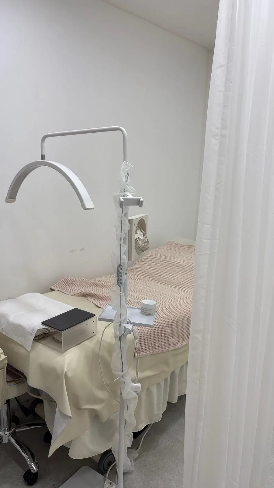 Treatment bed area for the lash perm