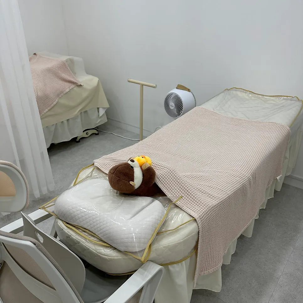 Treatment room with the lash lift bed