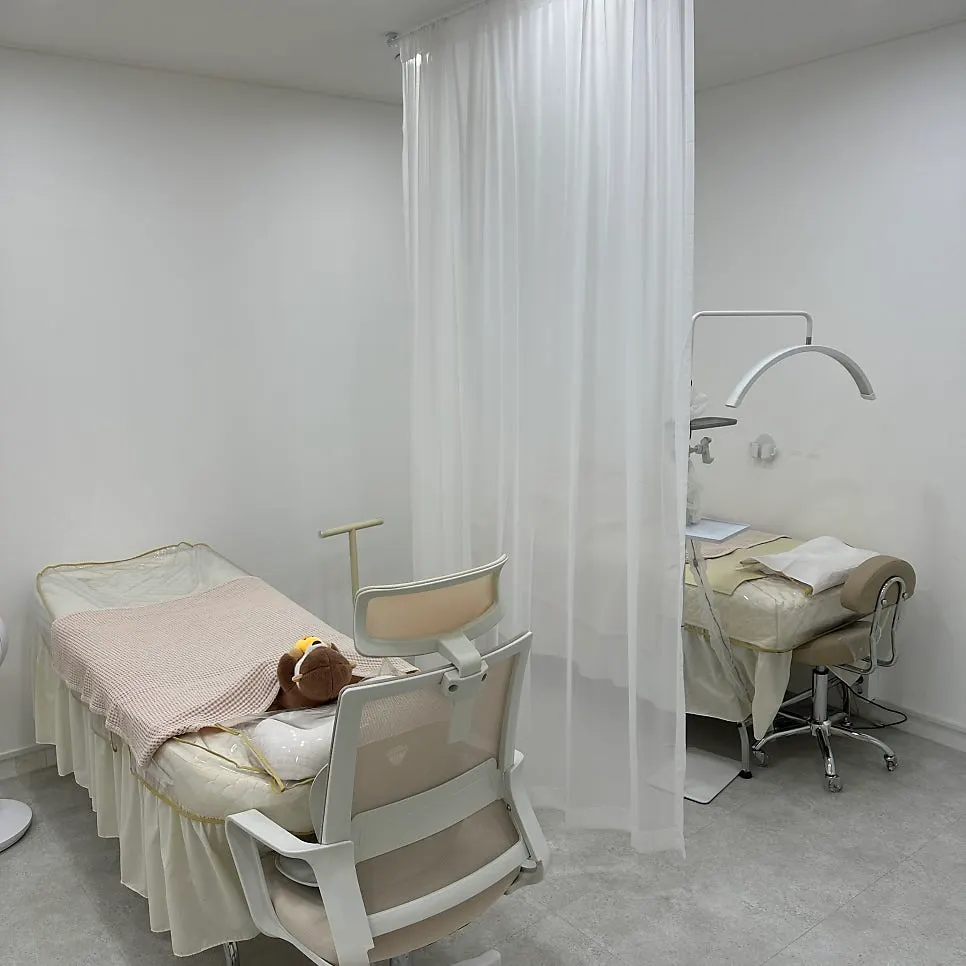 A tidy lash treatment space