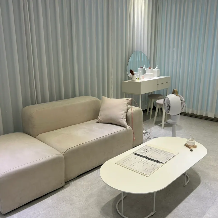 Seating in the waiting area at Mippeudang Guri