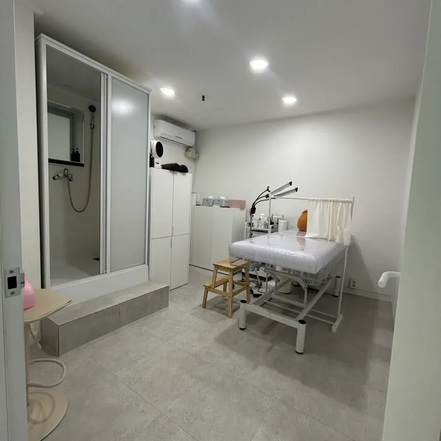 Hallway leading to the waxing room at Mippeudang Guri