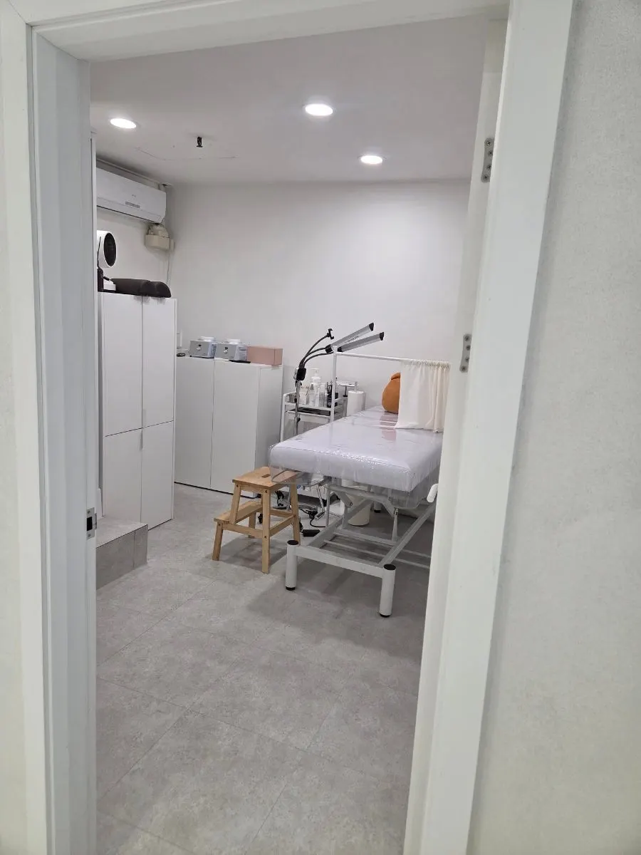 Salon with 3 beds for simultaneous treatments