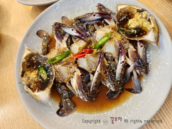 게장 식사 기본 밑반찬 구성