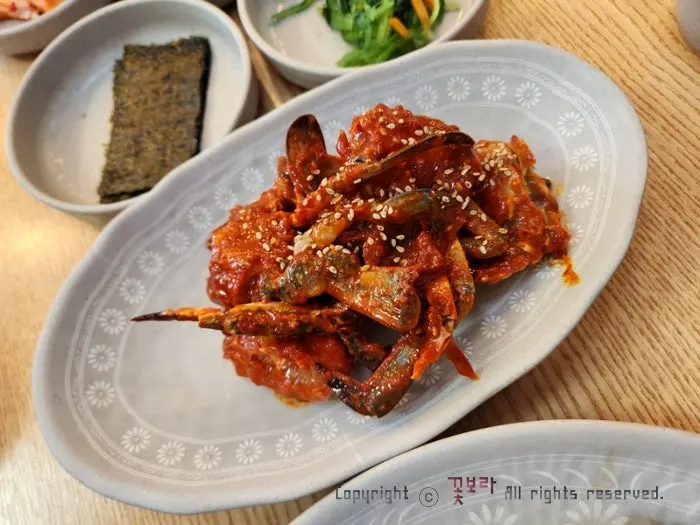 김치 콩나물 김 날치알 밑반찬