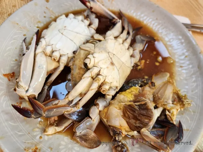 통째로 제공되는 리필 꽃게 두 마리