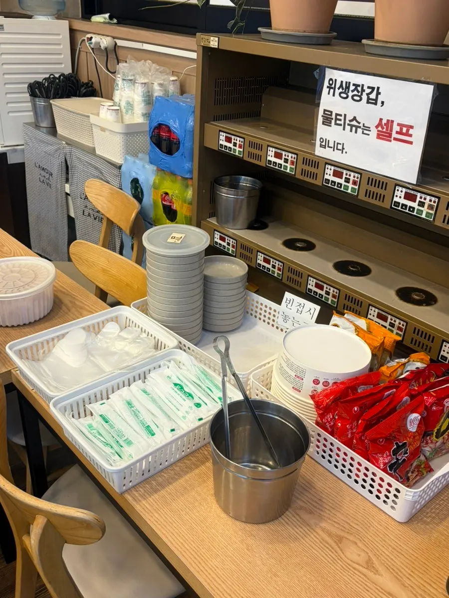 Family-friendly interior at Onggi Kkotgejang