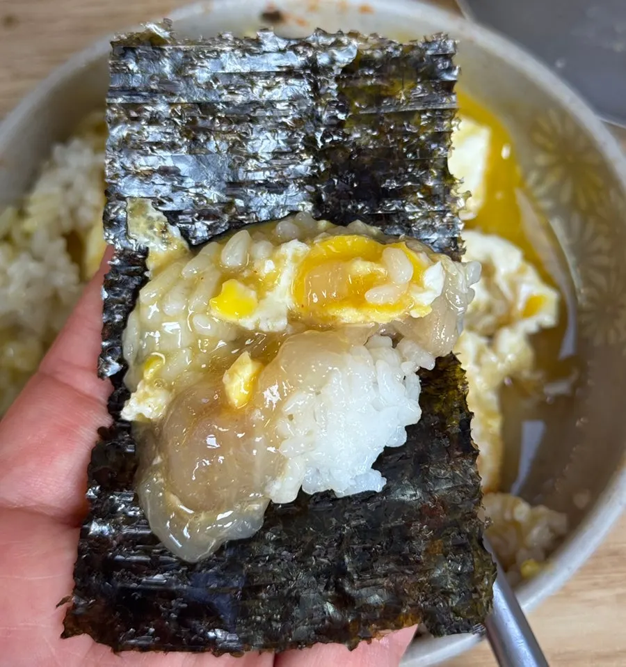 Combinación de huevo frito poco hecho con ganjang gejang