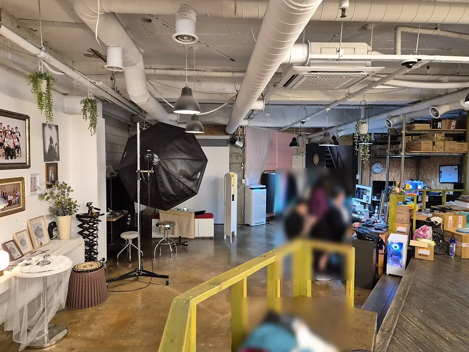 Interior view of Guri Image Shot Photo Studio