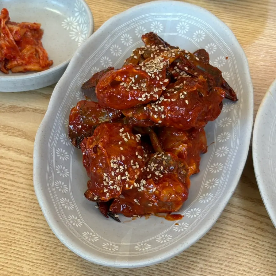 함께 나온 양념게장 접시