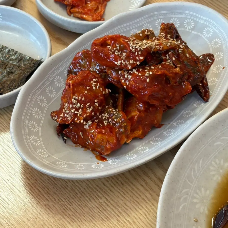 김치와 콩나물 밑반찬 접시