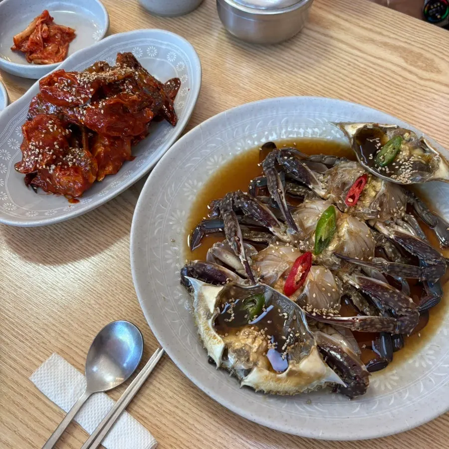 고추로 장식된 게장 한 상