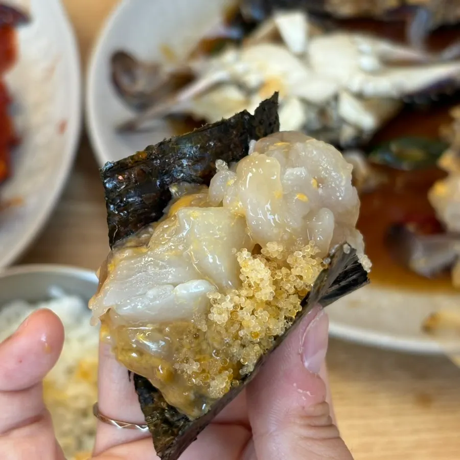 날치알에 게살을 올린 한 쌈