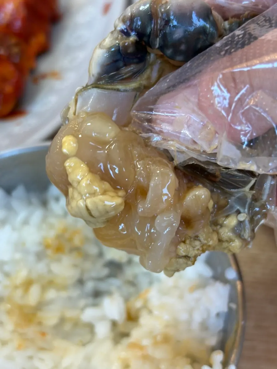 가득 찬 간장게장 게살