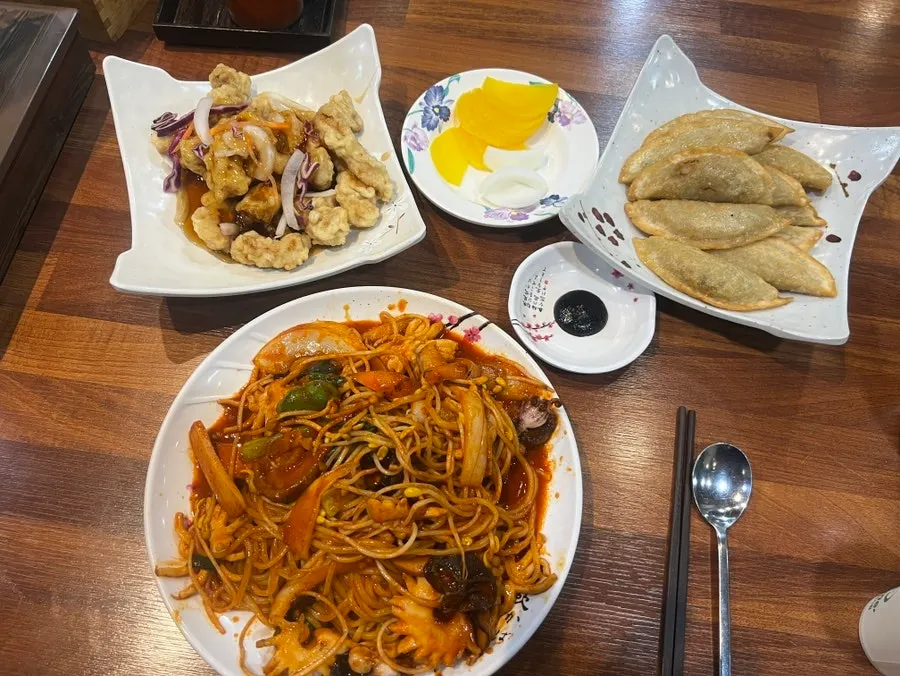 Stir-fried jjamppong and sweet-and-sour pork spread