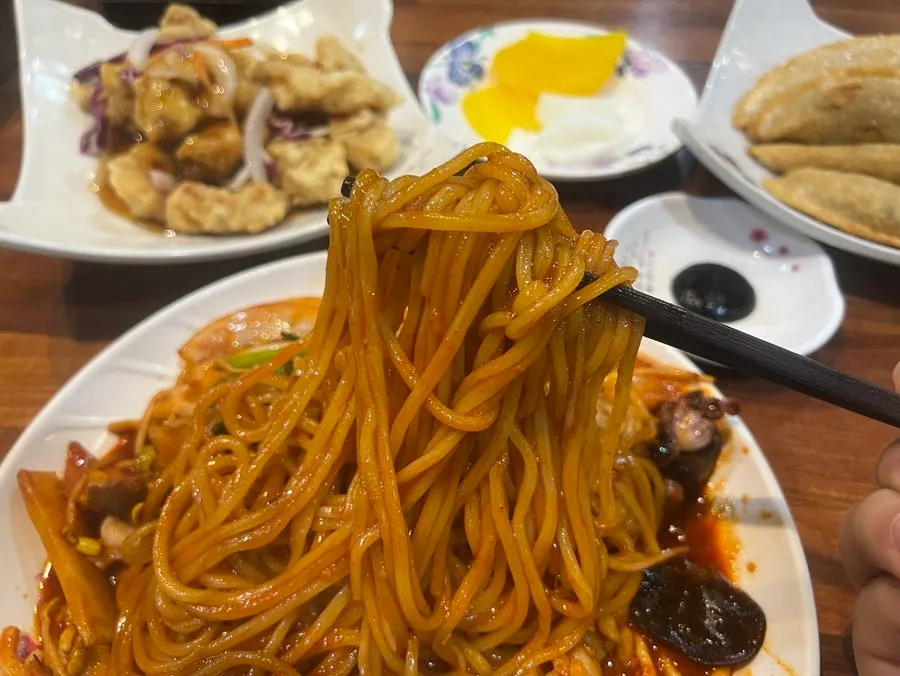 Stir-fried jjamppong and fried dumpling pairing