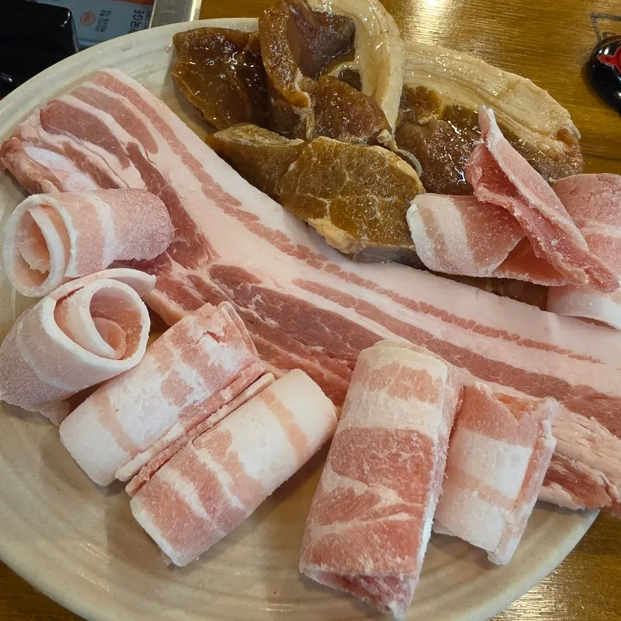 Plate of pork ribs, pork belly, and thin-sliced pork belly