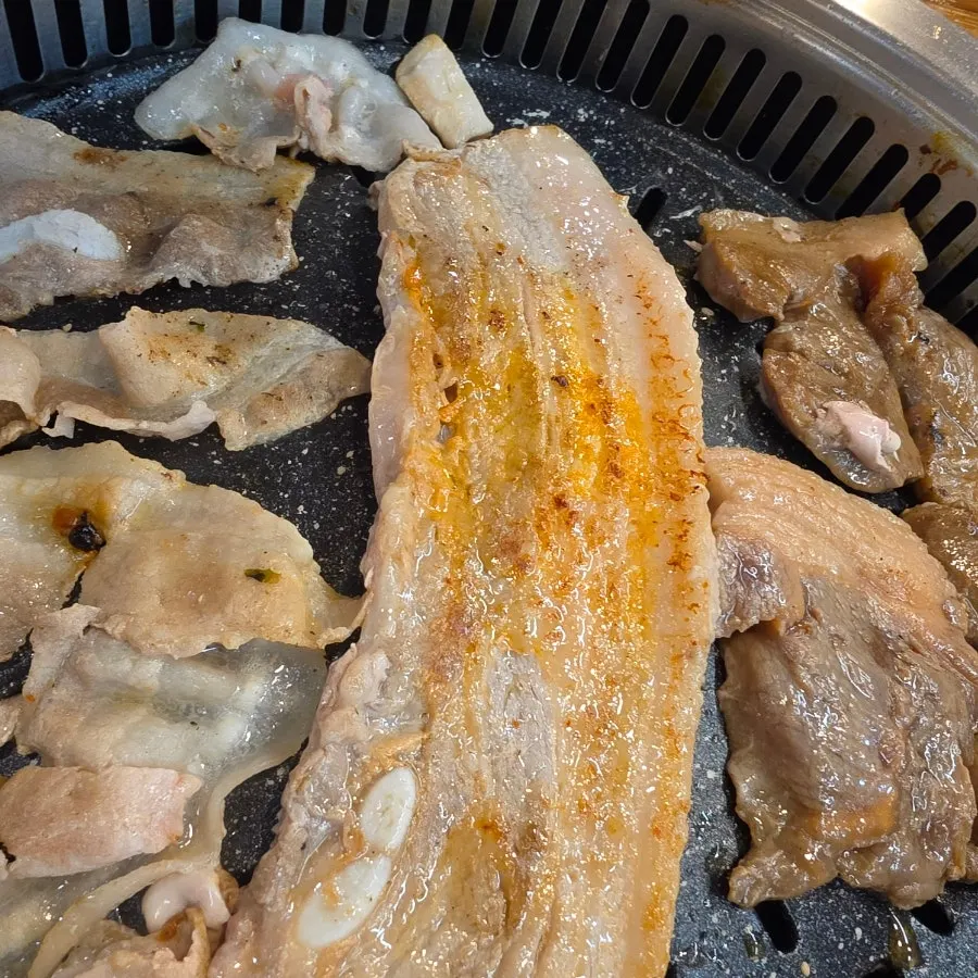 Grilled pork belly ready with lettuce wraps