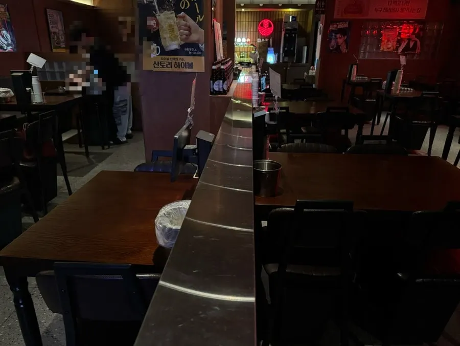 Spacious tables after most guests left