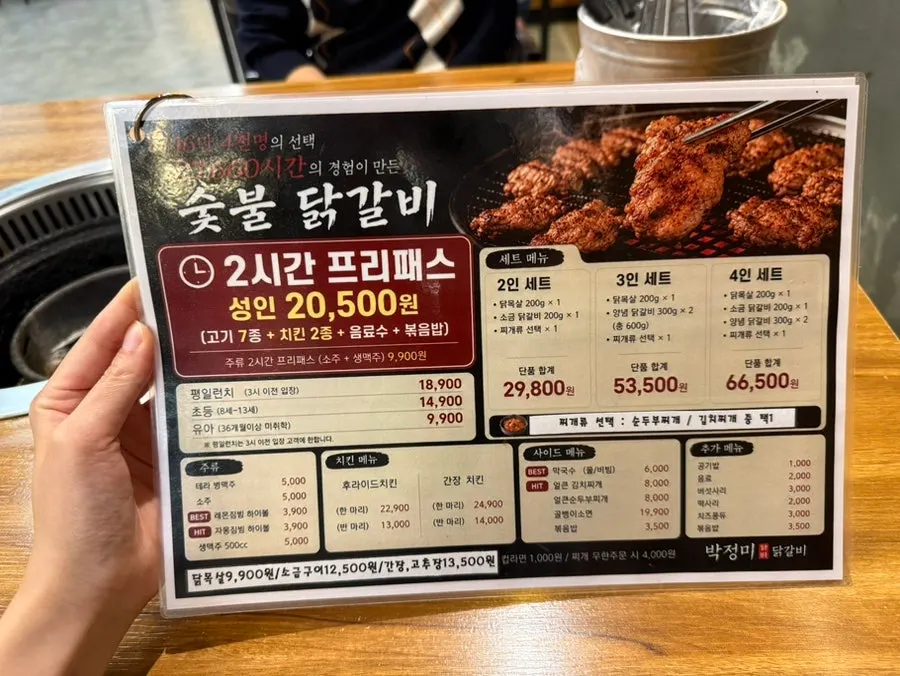 창문을 활짝 열어둔 야장 느낌의 매장 내부
