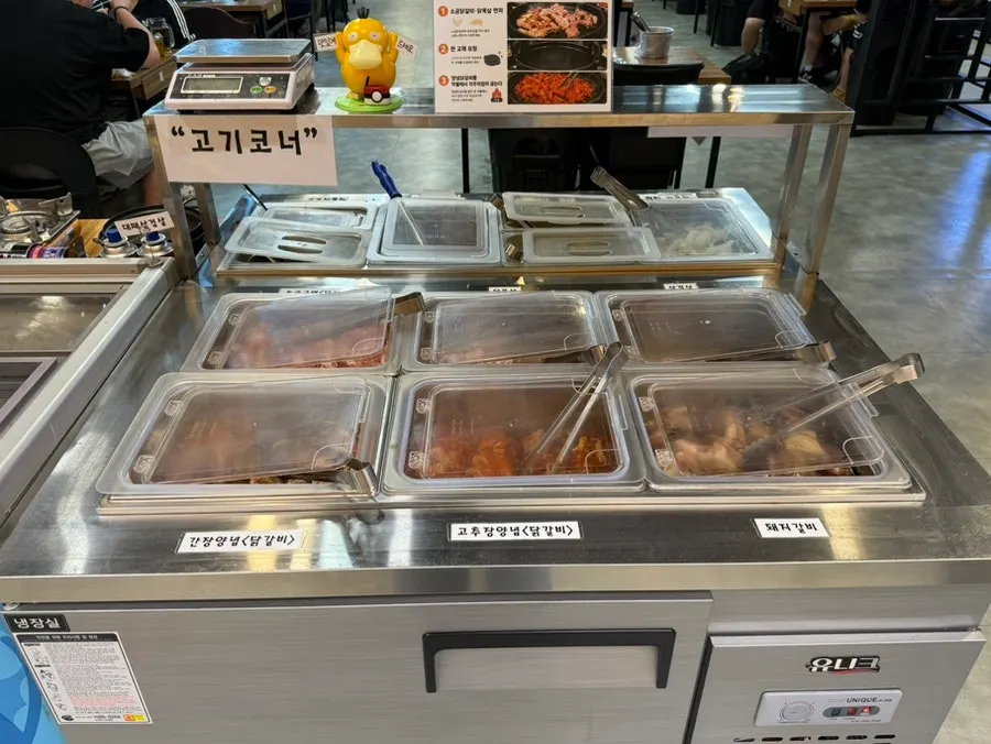 닭갈비와 닭목살을 종류별로 담아온 고기 접시