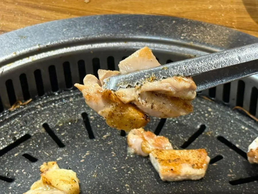 불판에 먼저 올린 소금구이 닭갈비와 닭목살