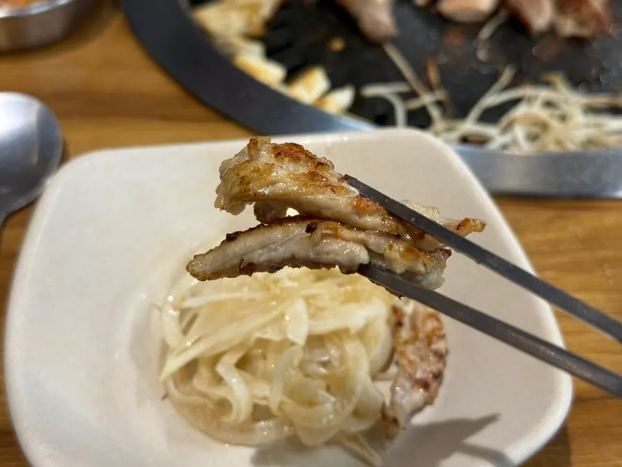 노릇하게 구워지는 두툼한 소금구이 닭갈비