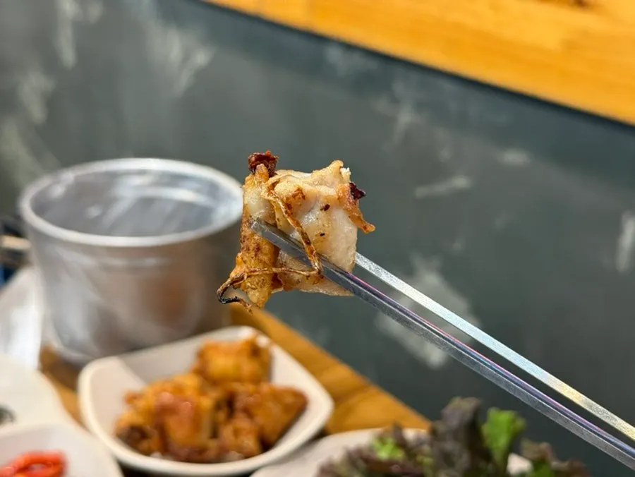 소금에 찍어 먹는 닭갈비 한 점
