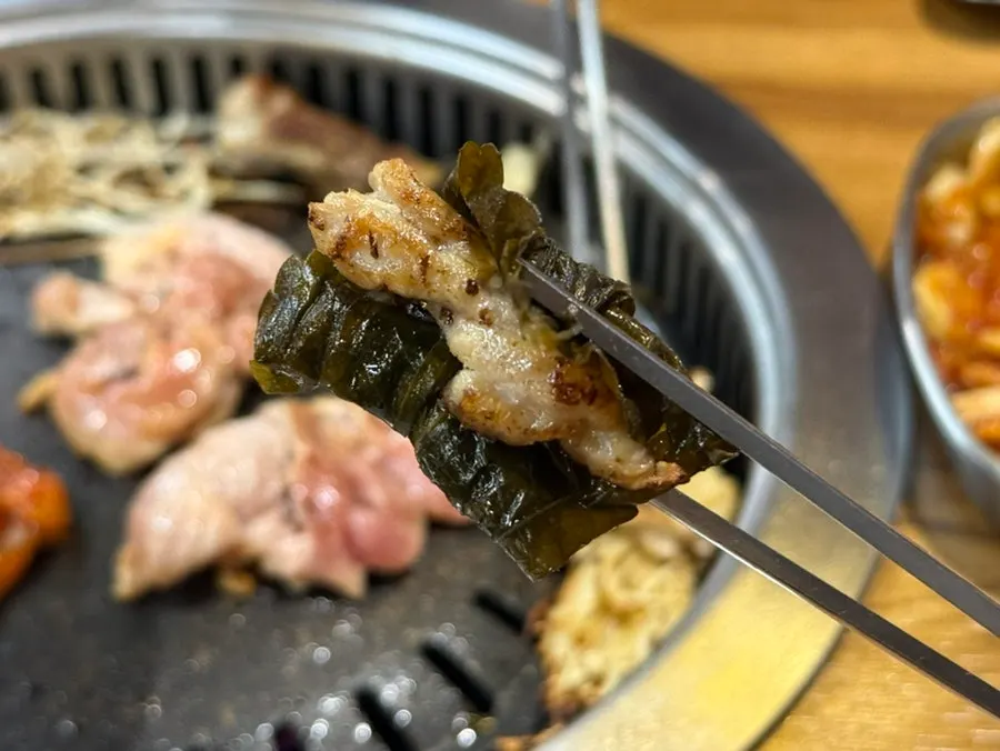 김치와 함께 곁들인 소금구이 닭갈비