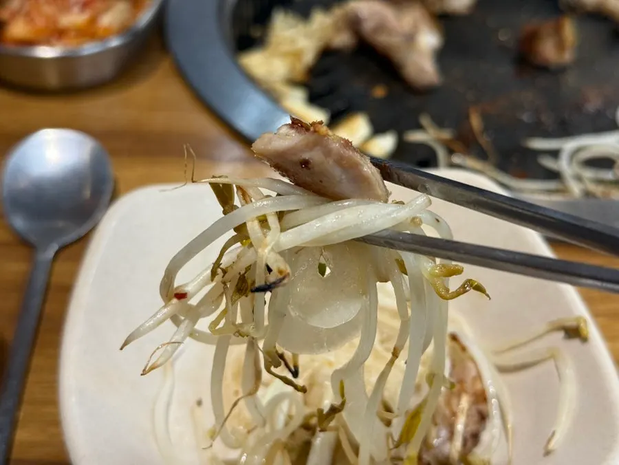 양파절임과 함께 먹는 닭목살