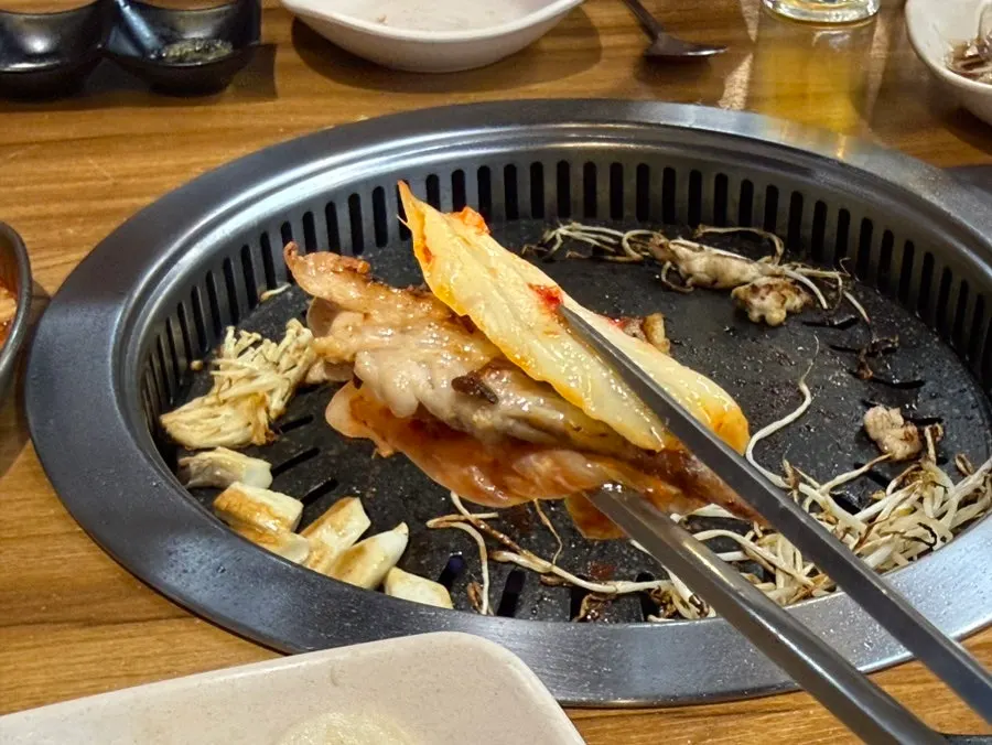 여러 양념에 찍어 먹는 닭갈비 접시