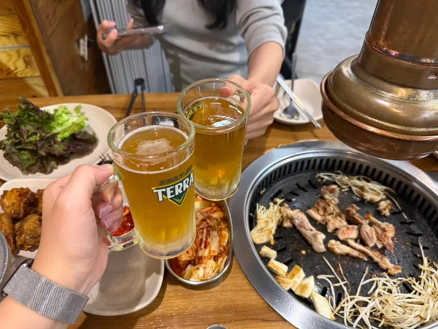 치즈가루에 찍은 양념 닭갈비와 생맥주
