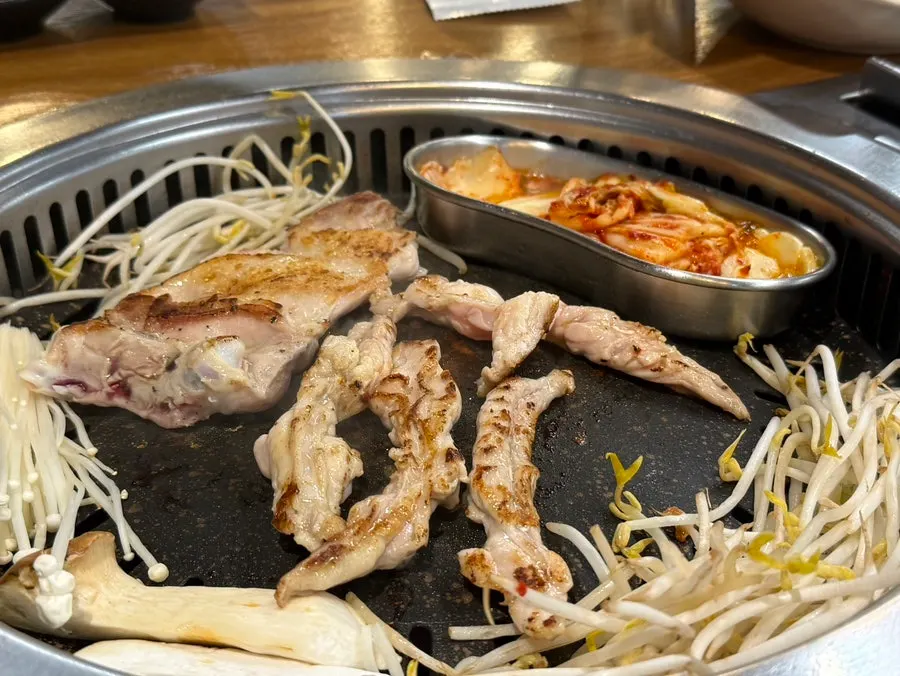 숯불에 구워진 닭구이 마무리 상차림