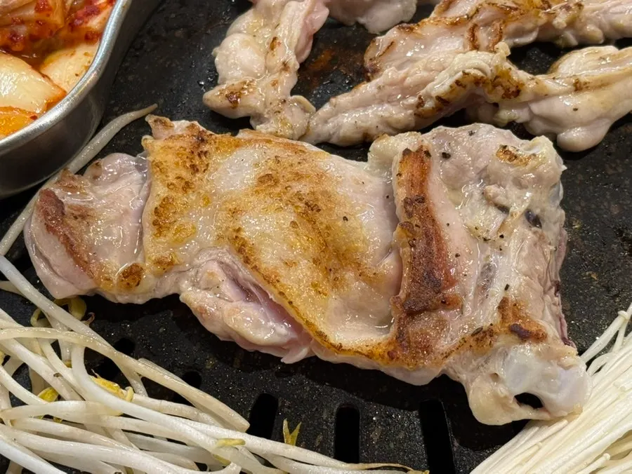 야들야들한 닭갈비가 놓인 테이블 전경