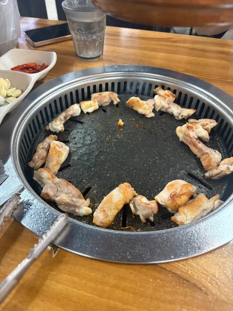 Salt-grilled dakgalbi on the grill