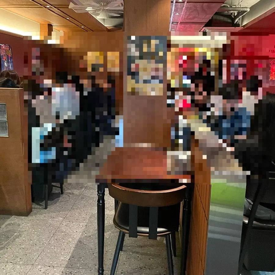 은은한 조명의 월간맥주 매장 내부