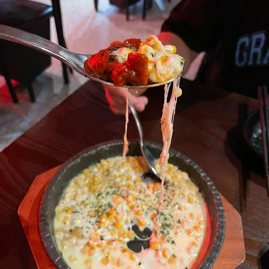 따뜻하게 나온 콘치즈 클로즈업