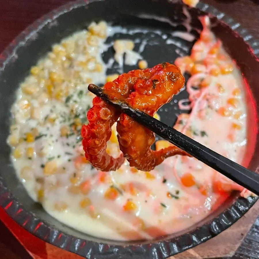 불쭈꾸미와 콘치즈를 함께 놓은 테이블