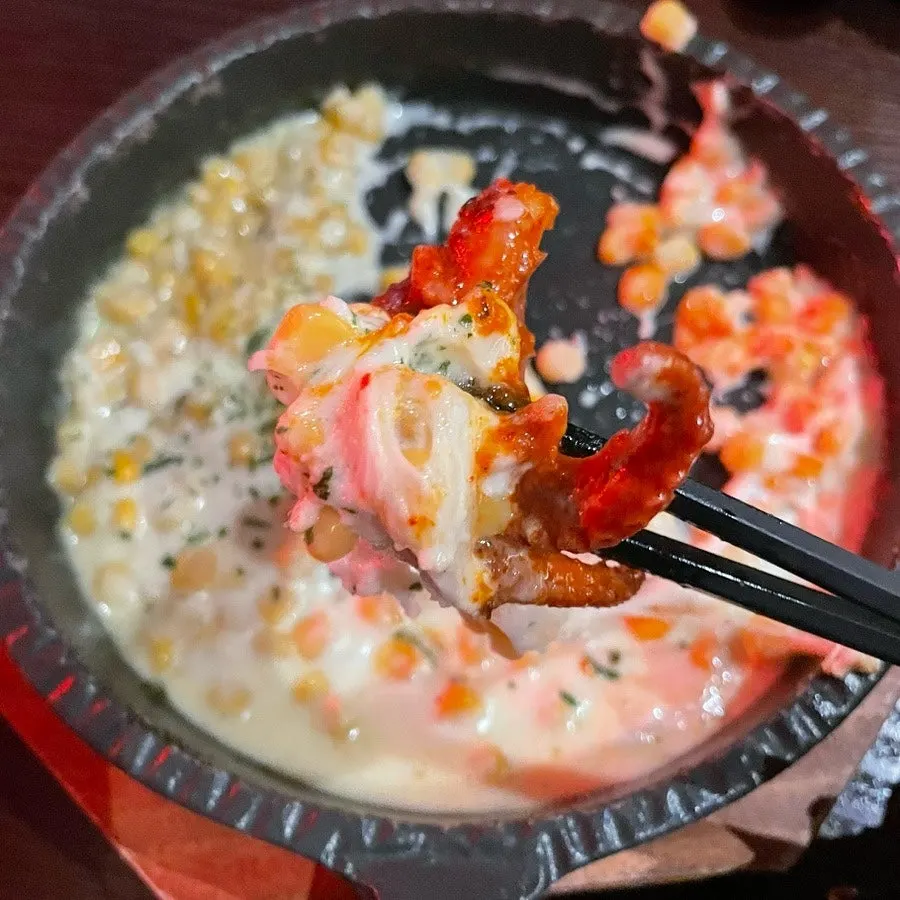 콘치즈 한 숟갈 떠낸 모습
