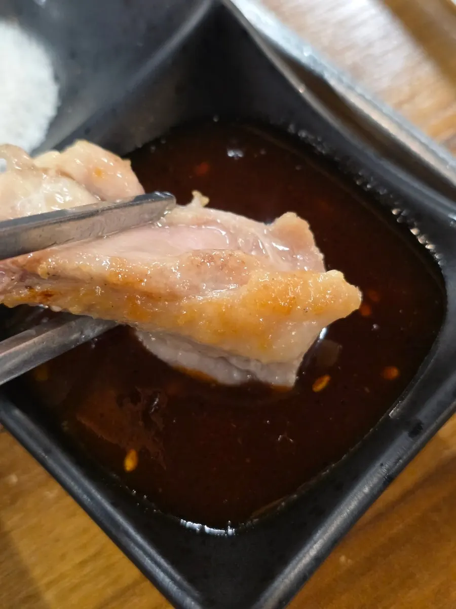 불판에 구워지는 소금 닭갈비와 닭목살
